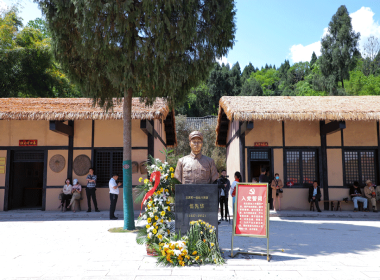 伍先华旧居位于遂宁市安居区东禅镇瓦窑沟村，距离东禅镇1公里，距离遂宁市城区39公里。伍先华旧居在原址按原貌1:1重建，包括旧居、伍先华事迹陈列室、军事拓展训练营及相关配套设施。